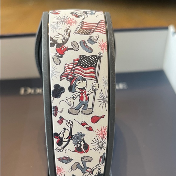 Dooney & Bourke 2021 Limited Release Mickie & Minnie Americana Magic Band. - Picture 4 of 7